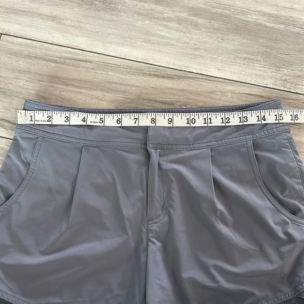 Athleta Gray Wahina Side Zip Back Pockets shorts size 4